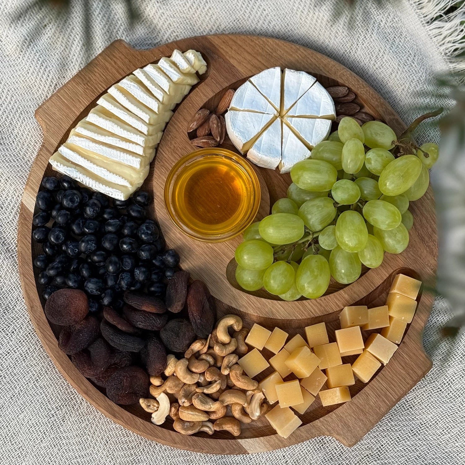 Platou multifunctional din lemn de stejar cu manere – organizeaza aperitivele cu stil