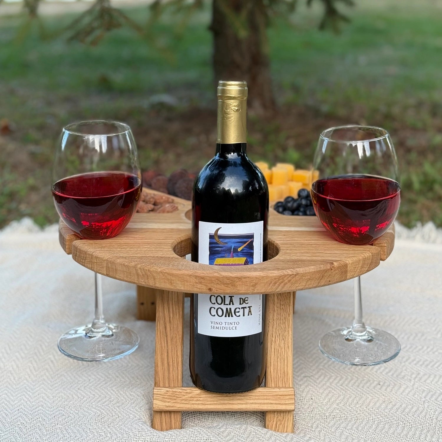 Platou servire rotund din lemn de stejar 35 cm cu picioare – ideal pentru picnic și mese festive