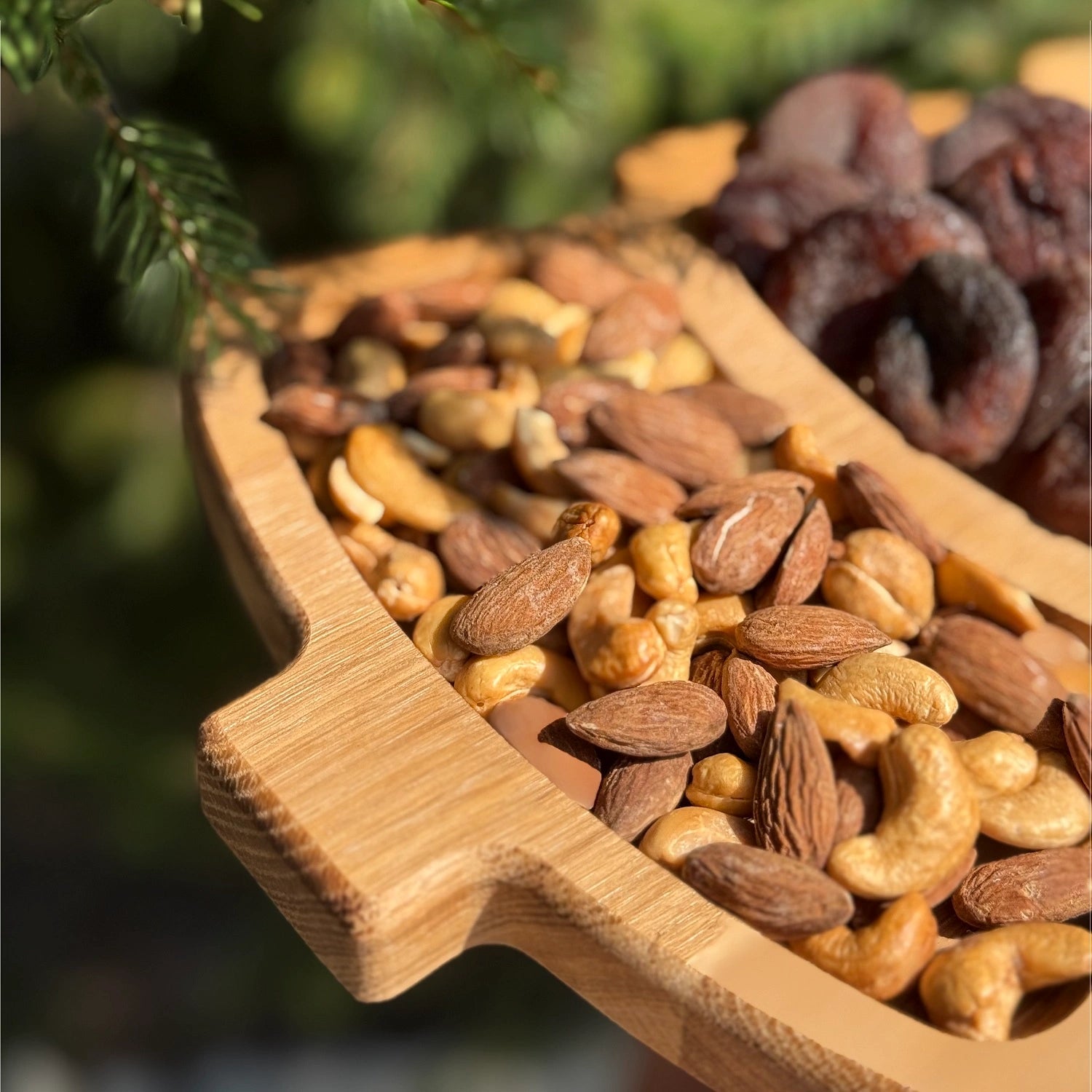 Platou din lemn de stejar pentru servire branzeturi si aperitive – design unic in forma de bradut