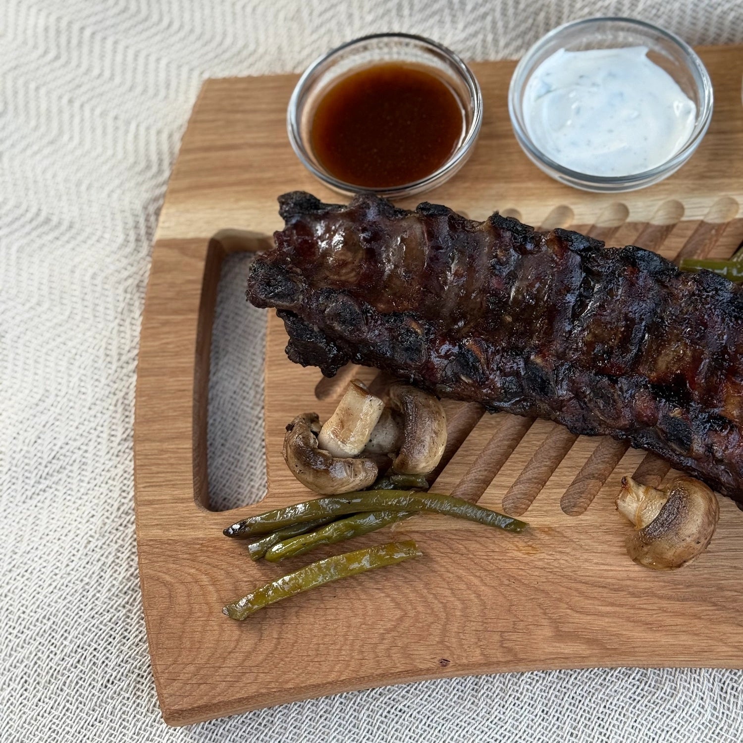 Suport din lemn de stejar pentru servire fripturi si gratar – platou rustic 37x27 cm