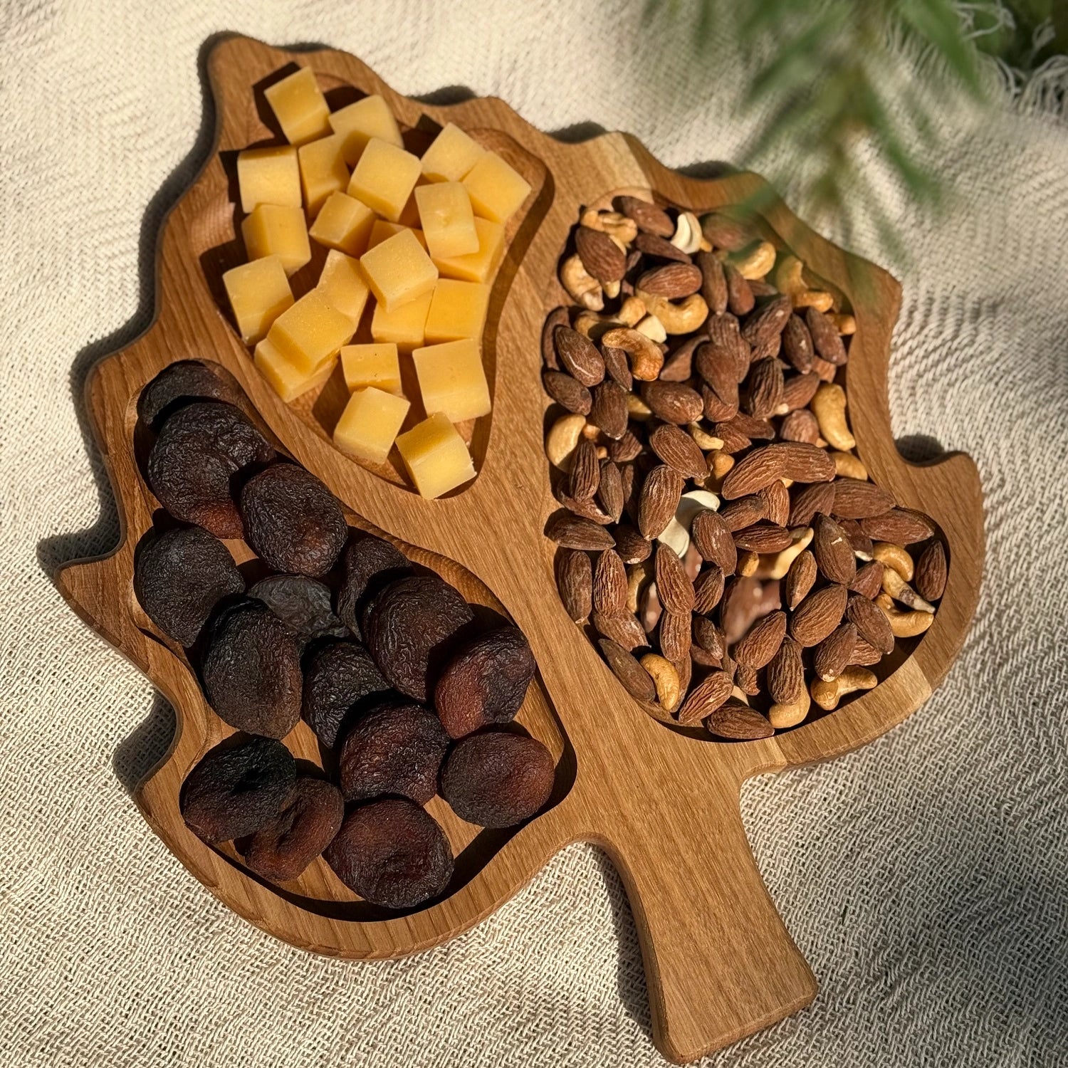 Platou Lemn de Stejar in Forma de Frunza – Eleganta la Fiecare Servire