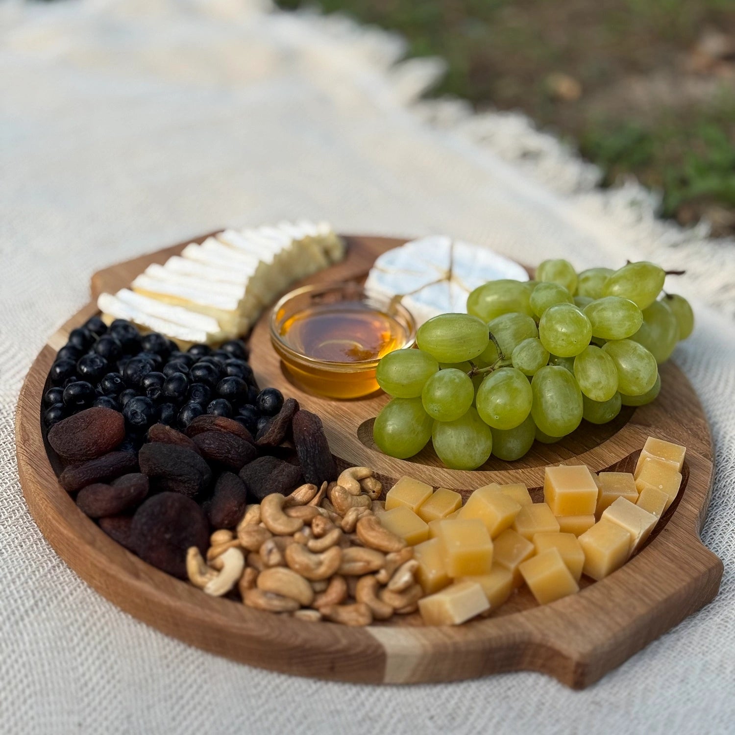 Platou multifunctional din lemn de stejar cu manere – organizeaza aperitivele cu stil